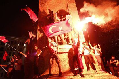 Manifestantes participam de protesto contra o fracassado golpe de Estado na Turquia.