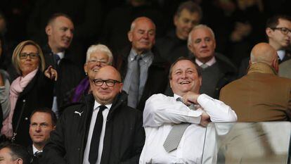 O proprietário do Newcastle, Mike Ashley (à direita), com o presidente do clube, Lê Charnley.