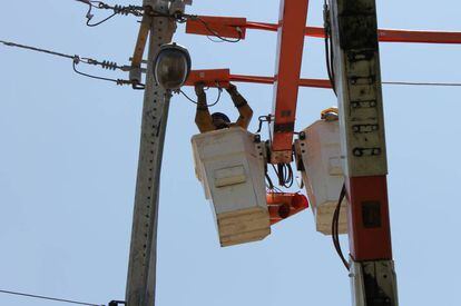 Trabalhador faz a manutenção da rede elétrica em Teresina.