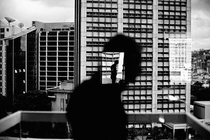 'Reflexo em uma janela de Altamira' (Caracas), do fotógrafo Christopher Anderson.