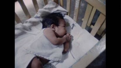Fotograma do documentário sobre a “fazenda de bebês”
