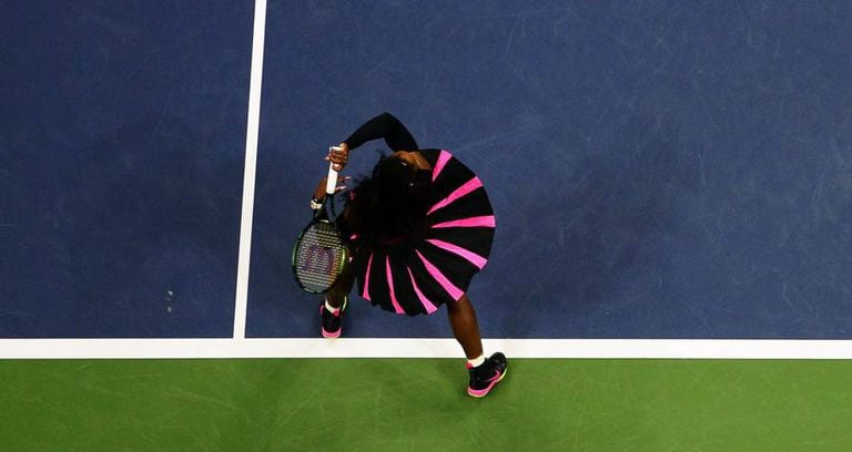Serena Williams rebate uma bola de King.