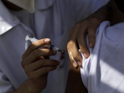 Uma pessoa recebe uma dose da vacina contra a covid-19 em Duque de Caxias, no Rio de Janeiro, em 21 de abril. Menos de 20% da população brasileira recebeu a primeira dose do imunizante.