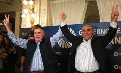 Juan Manzur (direita) comemora com Osvaldo Jaldo sua reeleição como governador da província de Tucumán.