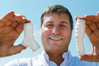 O cirurgião Paolo Macchiarini mostra, em 2011, as traqueias de plástico que usava em seus transplantes.