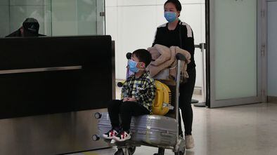 Passageiros usando máscaras no Aeroporto Internacional de Guarulhos, São Paulo.