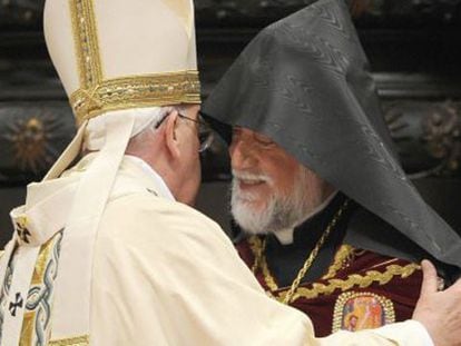 O Papa e o líder religioso armênio, neste domingo em São Pedro.
