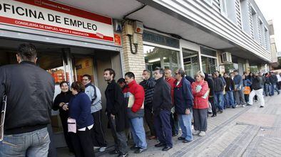 Fila em uma agência de empregos em Madri, em uma imagem de arquivo.