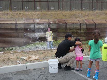 Duas crianças disparam pintura numa silhueta em San Ysidro (EUA) em 2013.