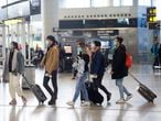 Varios turistas con mascarilla en el aeropuerto de Málaga.