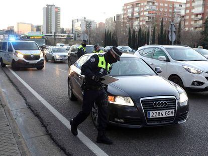 Controle policial em Madri (Espanha) durante estado de alerta por causa da poluição, em 28 de dezembro.