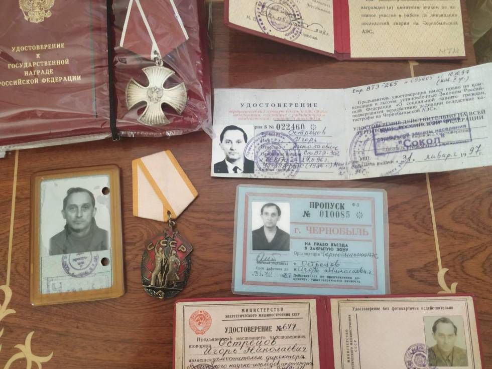 Passes especiais de Ostretsov para entrar em Chernobyl, seu cartão de invalidez por radiação e duas medalhas recebidas pela coragem.