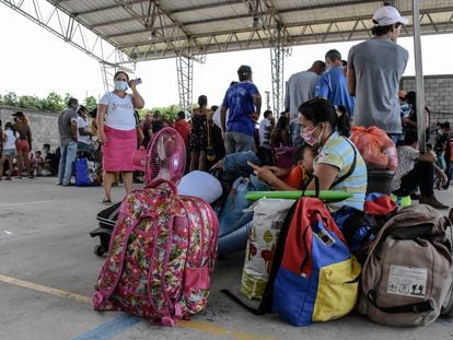 Refugiados venezuelanos chegam à Colômbia depois dos confrontos.
