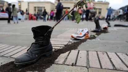 Sapatos com flores nesta segunda-feira na Praça Bolívar, em Bogotá, durante uma nova jornada de protestos.