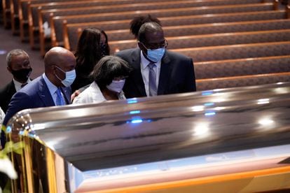 Os enlutados param no caixão de George Floyd durante o funeral na igreja Fountain of Praise, em Houston, Texas, EUA.