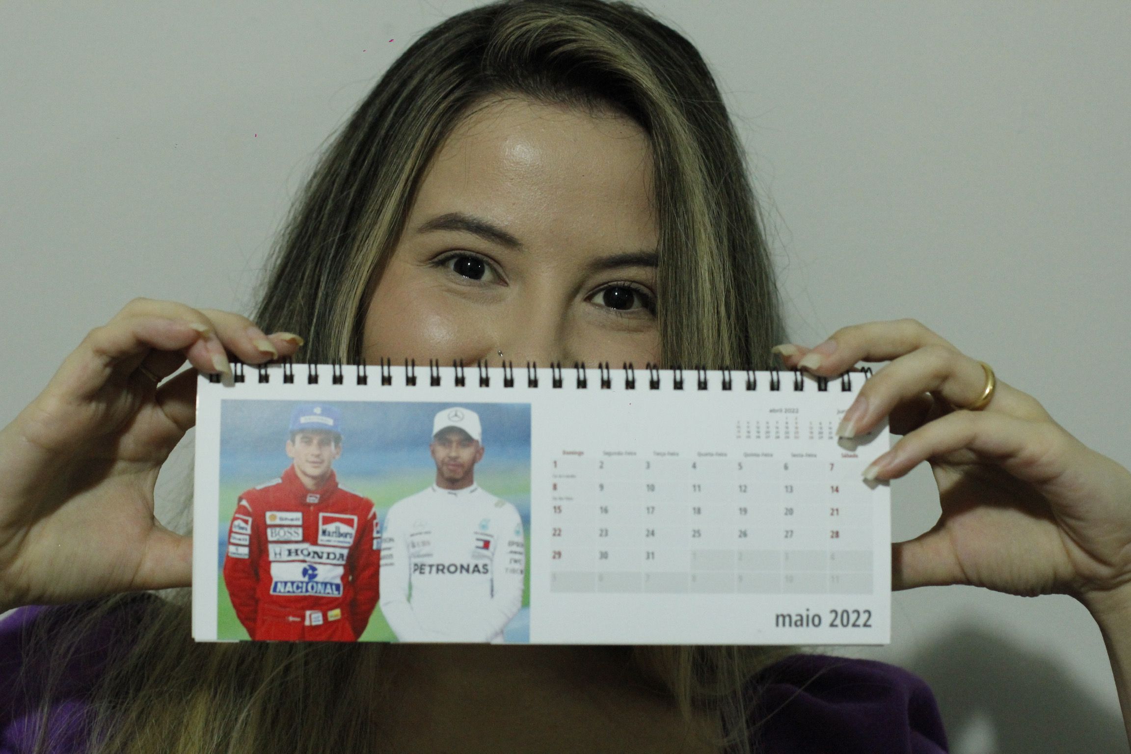 Calendário de Beatriz com as fotos de Senna e Hamilton, lado a lado.