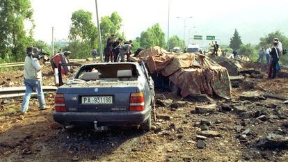 Os carros destroçados do juiz Giovanni Falcone e de sua escolta pouco depois do atentado em Capaci.