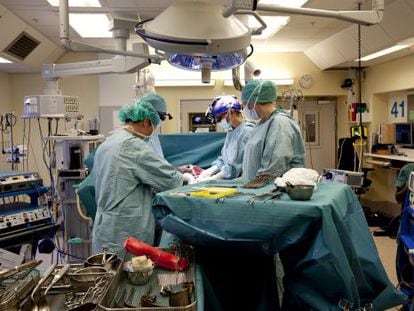 Equipe médica realizando um transplante de útero em abril.