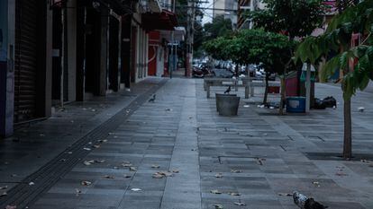 Rua do calçadão comercial de Ribeirão Preto, no interior de São Paulo, vazia nesta quinta-feira devido ao 'lockdown'.