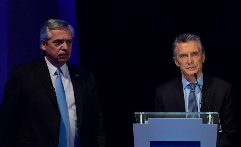 Mauricio Macri (direita) e Alberto Fernández, durante o debate presidencial celebrado em Santa Fé, Argentina.