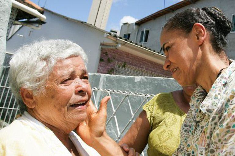Marina cumprimenta uma eleitora em Recife, no dia 17.