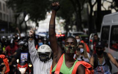 Entregadores de aplicativo protestam por melhores condições de trabalho, em 1º de julho, no Rio.
