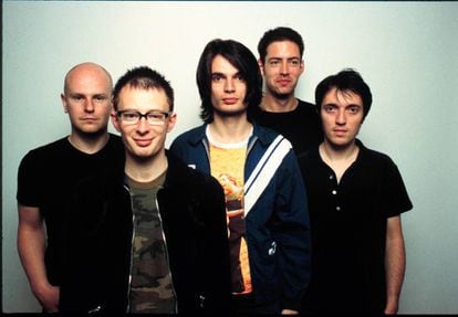 Los Angeles, 12 de junho de 1997, Radiohead já produziu 'Ok, computer' e agora posa relaxado. No entanto, não sabe a dimensão do que foi criado. Thom Yorke, o líder, é o segundo a partir da esquerda.