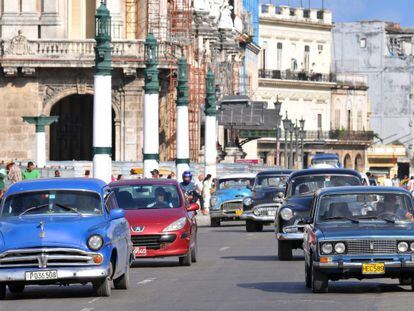 Cuba flexibiliza o mercado de automóveis.