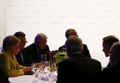 A chanceler alemã, Angela Merkel, conversa com o presidente do Bundesbank, Jens Weidmann (direita), em 19 de janeiro.
