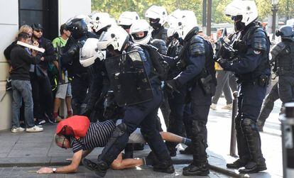 Policiais derrubam homem em rua de Paris neste sábado, em um novo protesto dos 'coletes amarelos'