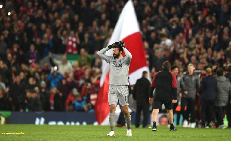 Alisson Becker celebra a vitória do Liverpool sobre o Barcelona.