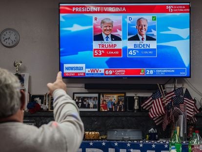 Um homem analisa os resultados da Virgínia a favor do presidente Trump na sede republicana do condado de Cochise em Sierra Vista, Arizona.