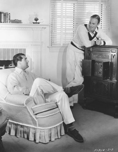 Cary Grant, sentado, e Randolph Scott posam na sala da casa que compartilharam durante 12 anos em Santa Monica.