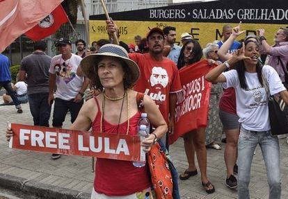 Apoiadores do ex-presidente Lula comemoram em frente à sede da PF em Curitiba a decisão do ministro Marco Aurélio de Mello, que pode beneficiar o ex-presidente.