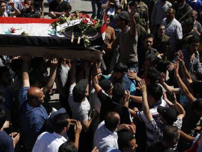 Enterro das vítimas de um ataque com morteiro em um distrito de Damasco.