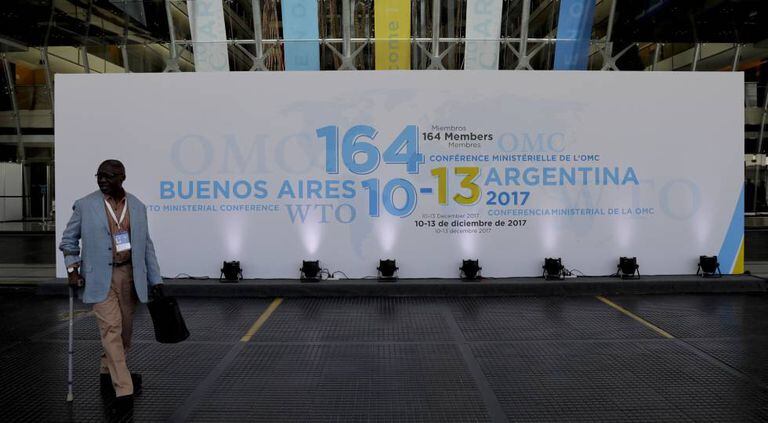 Um homem caminha em frente ao hotel de Buenos Aires onde se realiza a Conferência Ministerial da OMC