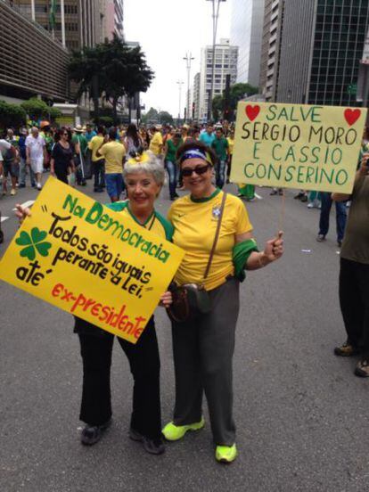 A aposentada Nazareth Fairbanks (esquerda), 66 anos, defende o pedido de prisão do ex-presidente Lula feito pelo Ministério Público de São Paulo e criticado no meio jurídico. "Se fosse você eles não iam te pegar?", questiona. Quanto à questão impeachment x cassação, ela é categórica: "renúncia!"