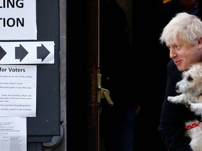 Boris Johnson com seu cachorro Dilyn, após votar em Londres.