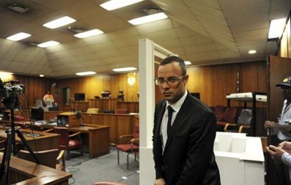 Pistorius, ontem, ao chegar ao julgamento pelo assassinato da namorada.