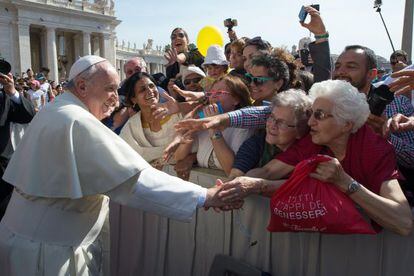 O Papa cumprimenta os peregrinos no Vaticano, quarta-feira.