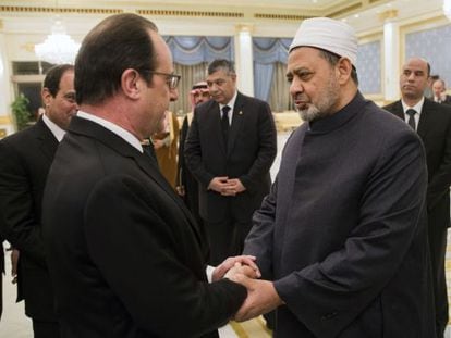 O grão-imã Ahmed al-Tayeb saúda François Hollande, em um ato protocolar em Riad, em 24 de janeiro.