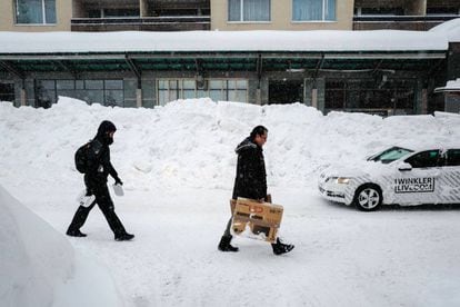 Participantes do Fórum de Davos chegam à Suíça sob forte neve.