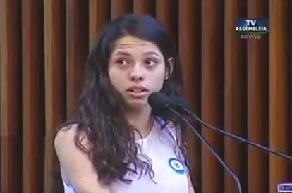 A estudante Ana Julia, 16 anos, ao discursar na Assembleia Legislativa do Paraná.