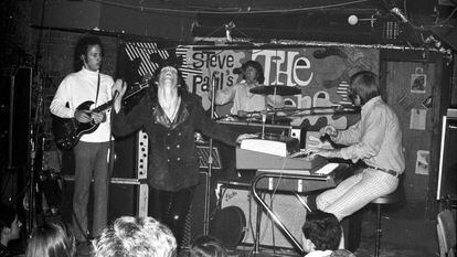 The Doors: de esquerda a direita, o guitarrista Robby Krieger, o cantor Jim Morrison, o baterista John Densmore e o teclista Ray Manzarek, em uma atuação em Nova York, em junho de 1967.