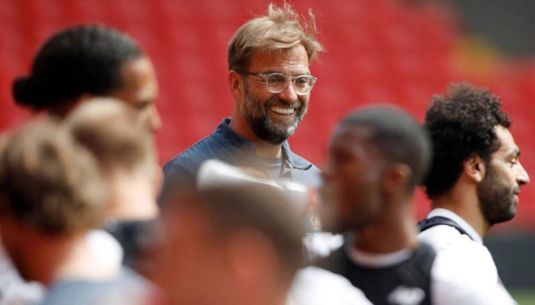 Jürgen Klopp brinca com Salah em Anfield.