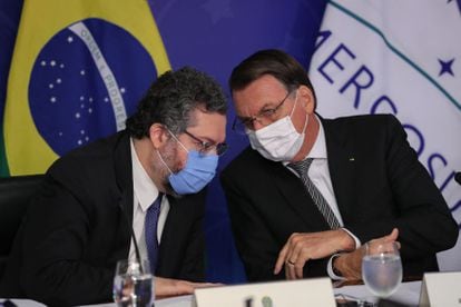 Ernesto Araújo conversa com Bolsonaro durante a cúpula virtual do Mercosul, na última sexta-feira.