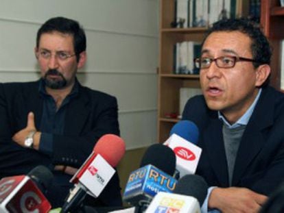Os jornalistas Christian Zurita e Juan Carlos Calderón. / AFP