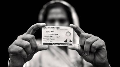 Refugiada rohingya mostra seu documento de identidade em Bangladesh.