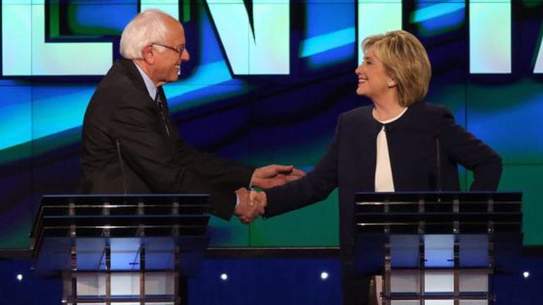 Os candidatos democratas Hillary Clinton e Bernie Sanders na última terça, dia 13 de outubro.