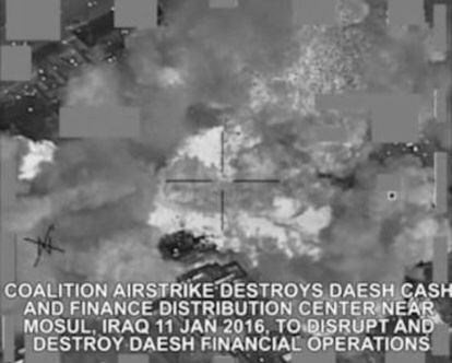 Ataque aéreo da coalizão contra o ISIS.